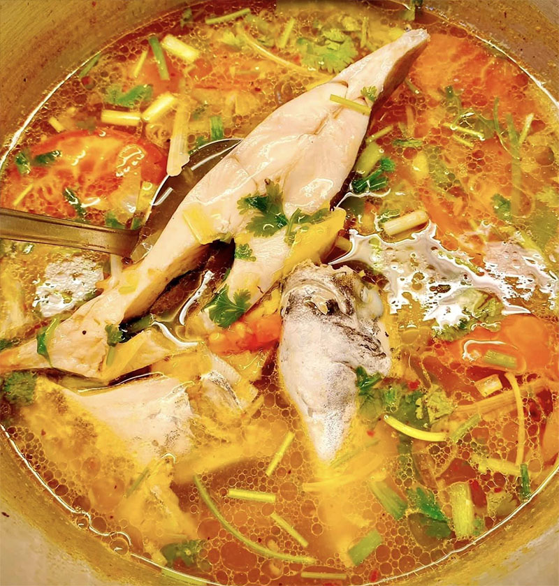 Cá chim trắng nấu canh chua