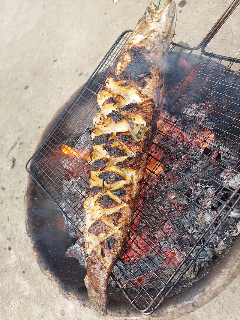 Làm cá nướng cuốn bánh tráng