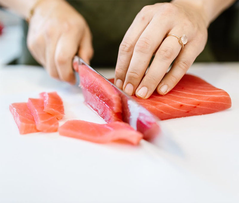 Làm sashimi cá ngừ