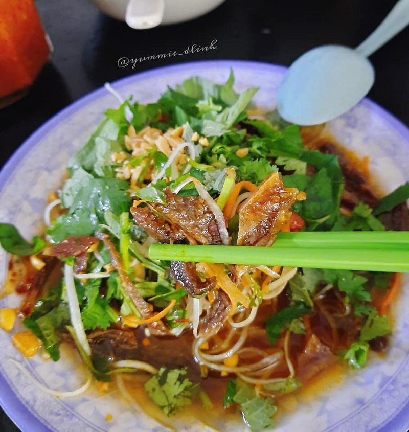 Nộm cá bò khô